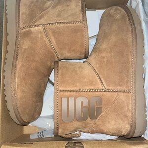 UGG womens Boots NEW size 10 -pending